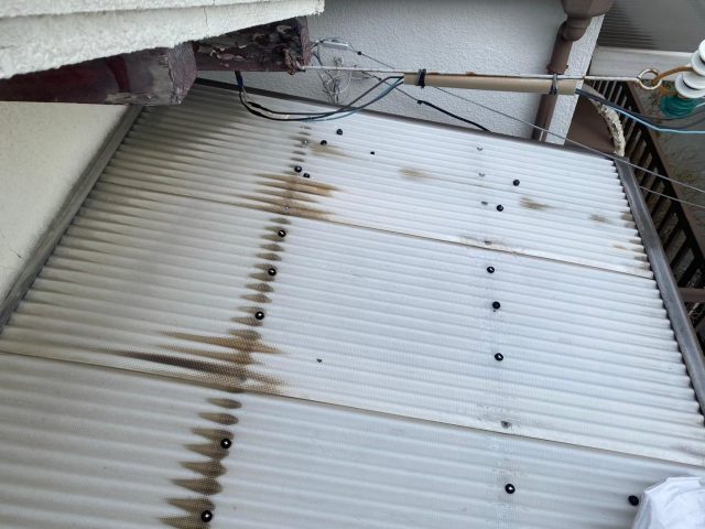 加古川市の破損したベランダ屋根